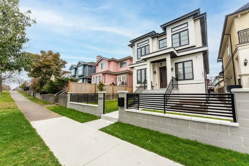 2719 E 46TH AVENUE - photo 2 of 25