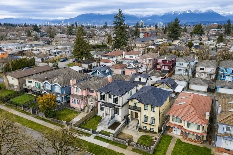 2719 E 46TH AVENUE - photo 4 of 25