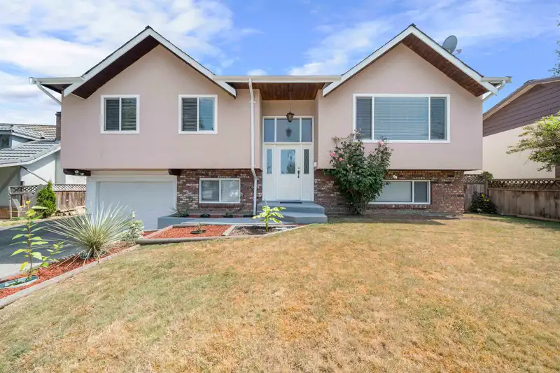 8368 111A STREET - photo 2 of 16