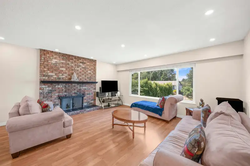 8368 111A STREET - photo 3 of 16