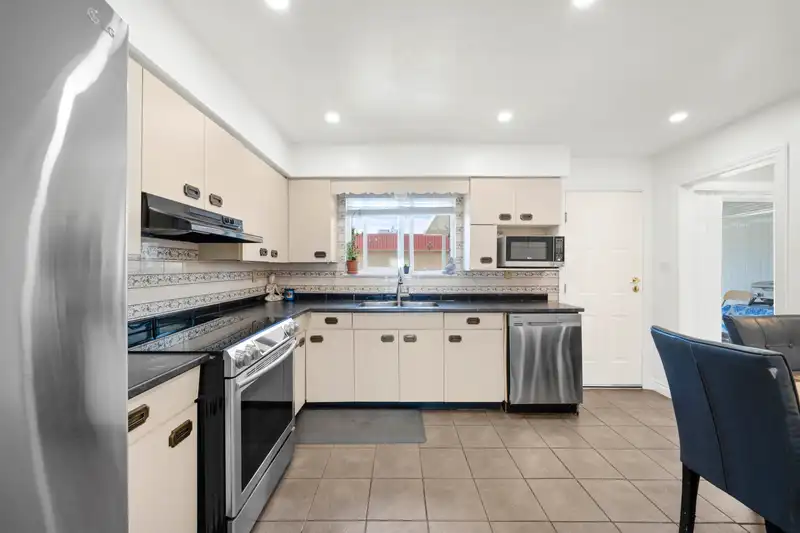 8368 111A STREET - photo 4 of 16