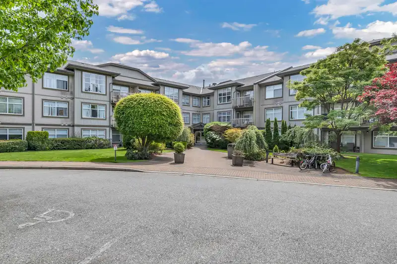103 14885 105 AVENUE - photo 1 of 32