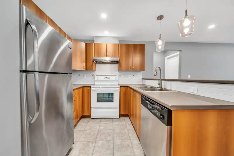 103 14885 105 AVENUE - photo 3 of 32
