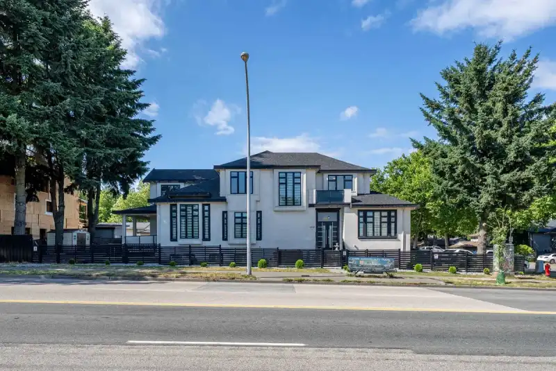 12985 88 AVENUE - photo 1 of 36