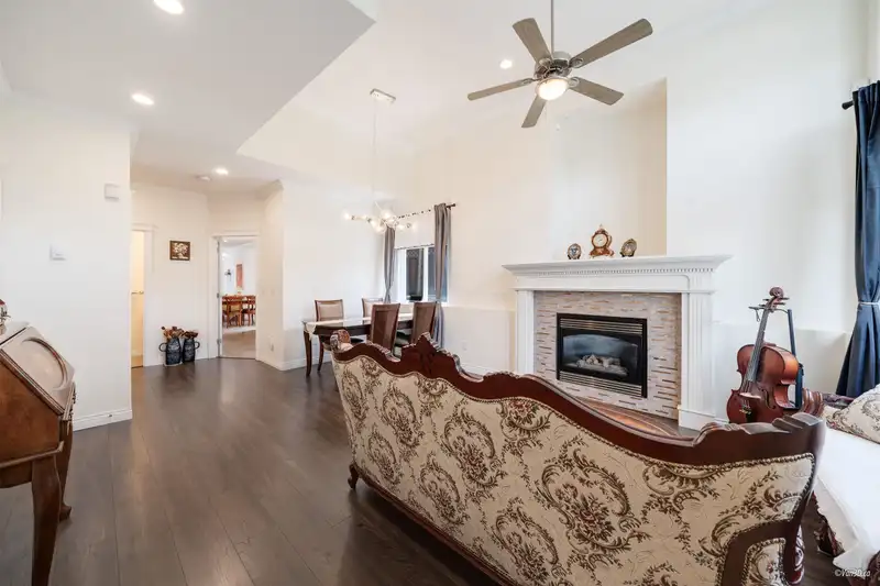 5676 RUMBLE STREET - photo 4 of 38