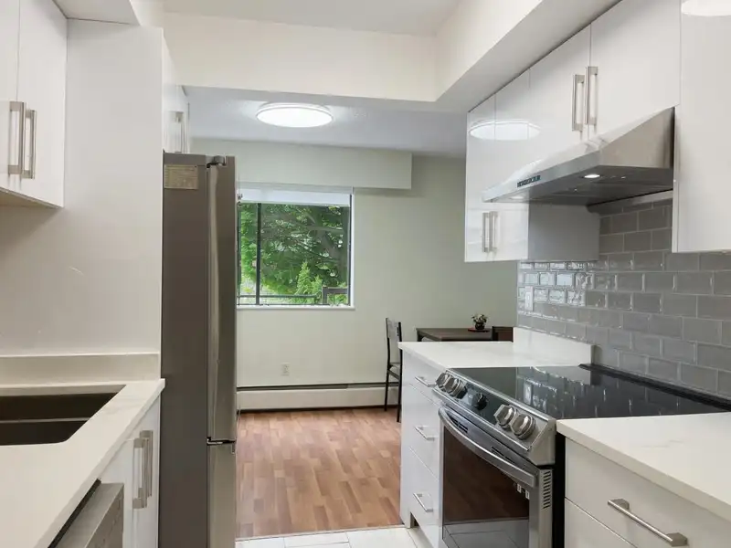 106 1360 MARTIN STREET - photo 4 of 30