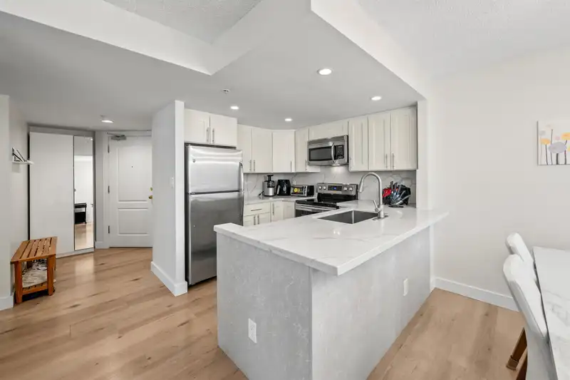 706 867 HAMILTON STREET - photo 3 of 29