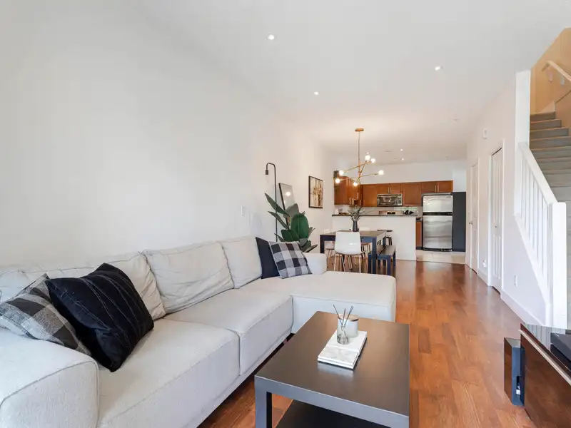 109 4438 ALBERT STREET - photo 4 of 31
