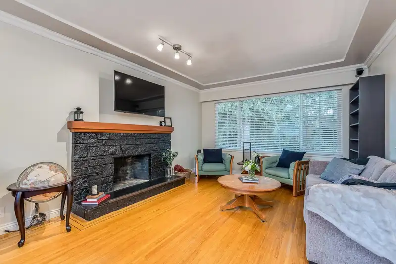 2075 AUSTIN AVENUE - photo 4 of 33