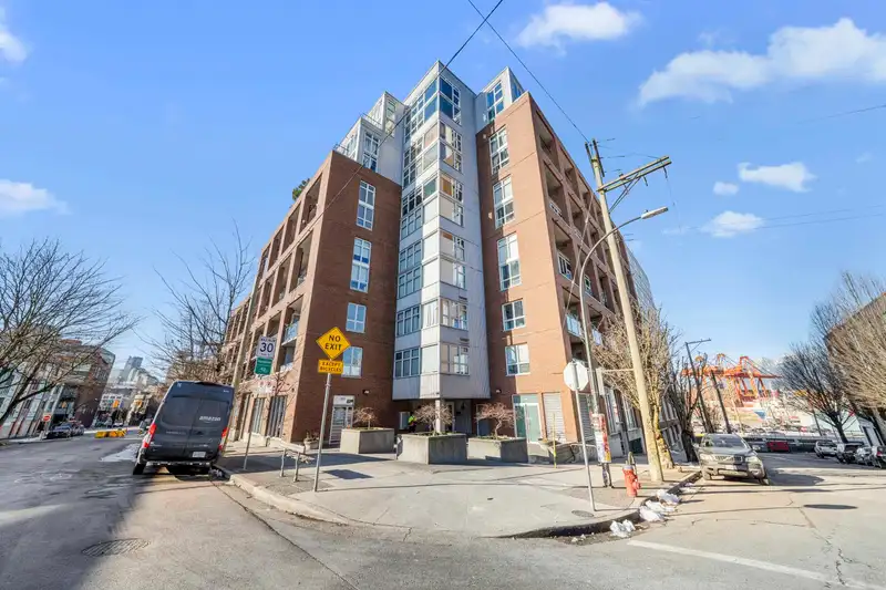 1007 289 ALEXANDER STREET - photo 1 of 39