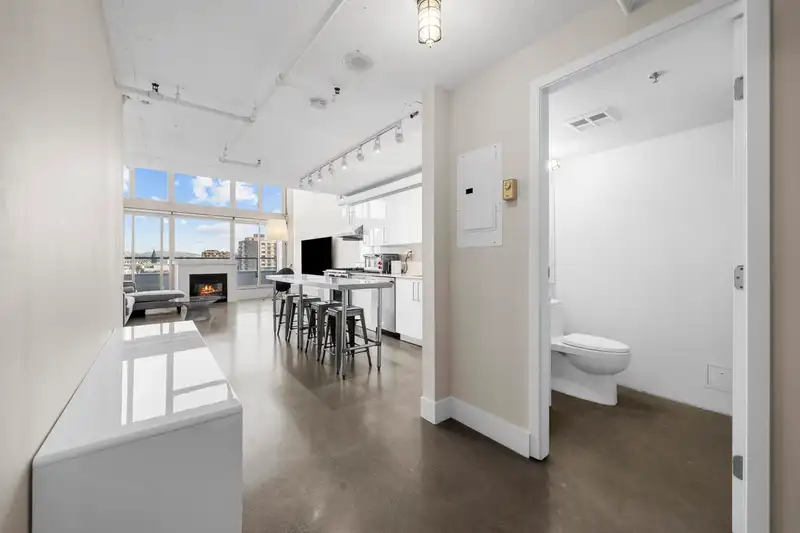 1007 289 ALEXANDER STREET - photo 2 of 39