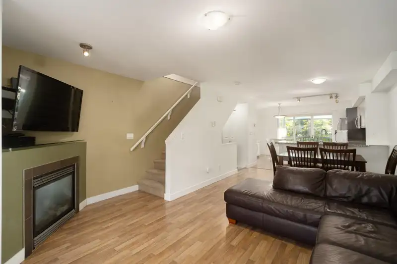 27 19448 68 AVENUE - photo 3 of 25