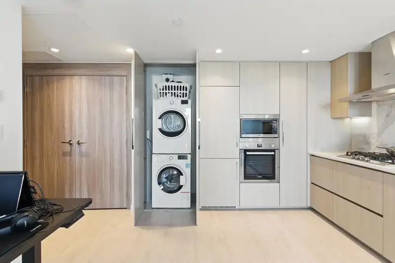 1406 9887 WHALLEY BOULEVARD - photo 3 of 37