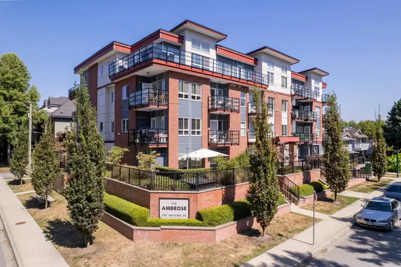 401 2389 HAWTHORNE AVENUE - photo 1 of 40
