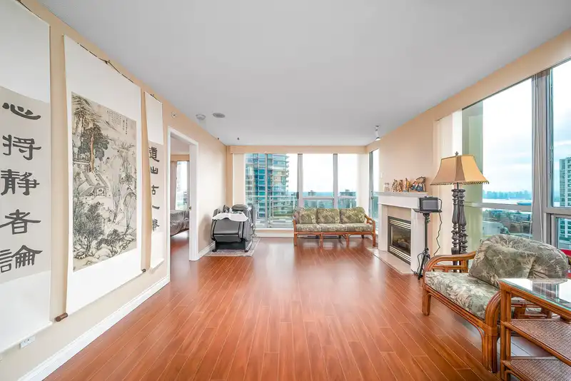 906 108 E 14TH STREET - photo 4 of 23