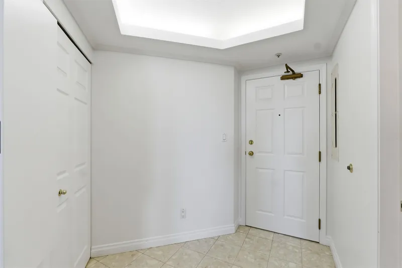 505 13383 108 AVE AVENUE - photo 4 of 21