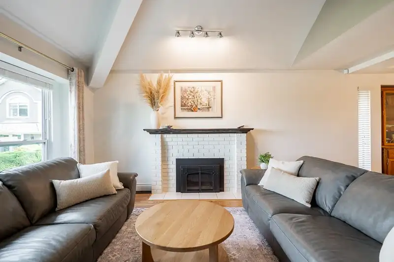 18956 59 AVENUE - photo 2 of 38