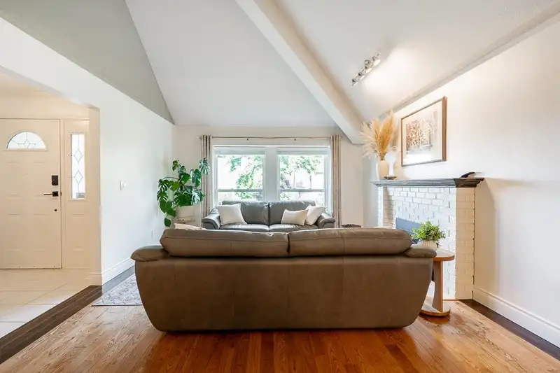 18956 59 AVENUE - photo 3 of 38