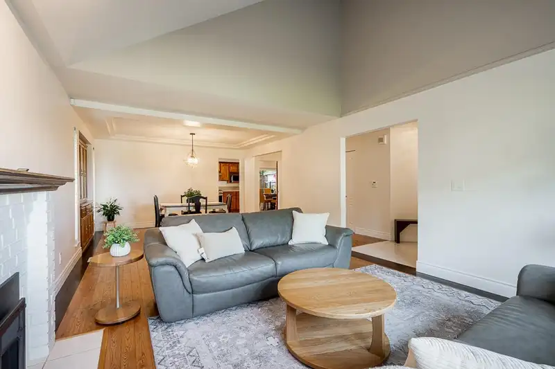18956 59 AVENUE - photo 4 of 38