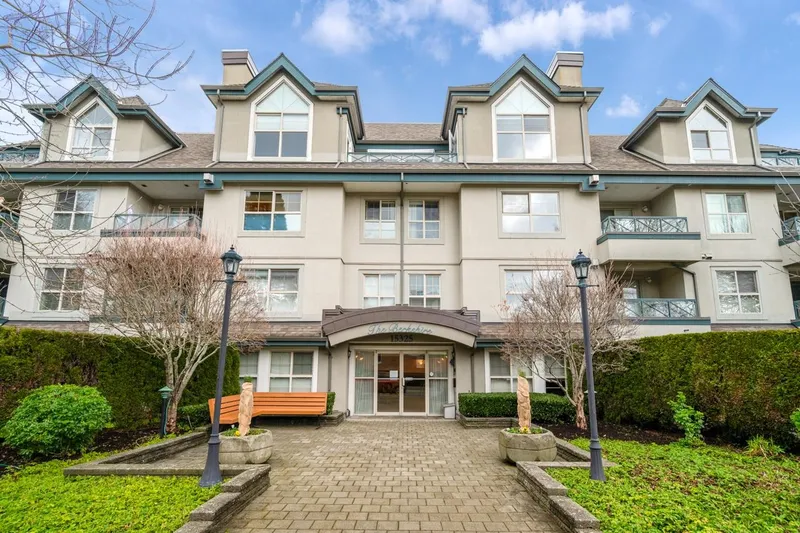 302 15325 17 AVENUE - photo 1 of 18