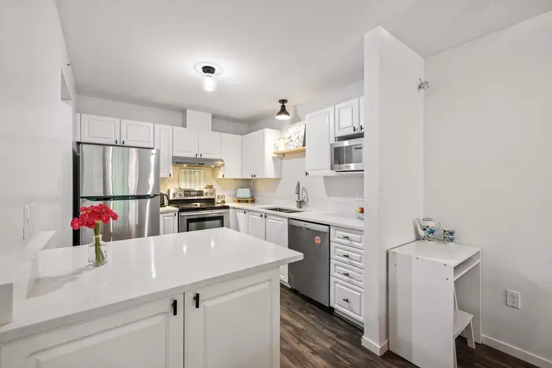 208 2551 PARKVIEW LANE - photo 4 of 25