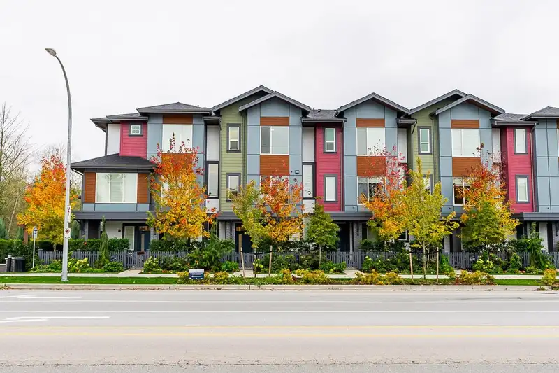 13 20763 76 AVENUE - photo 1 of 33