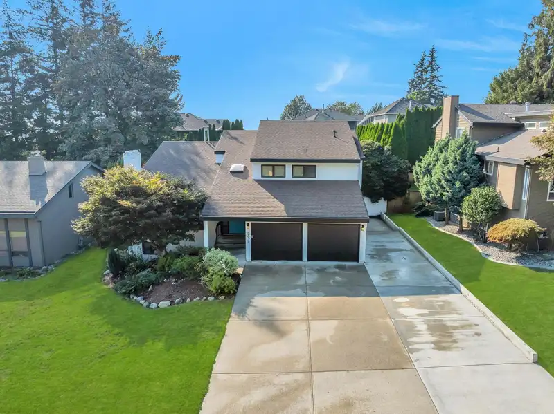 2071 EVERETT STREET - photo 1 of 40