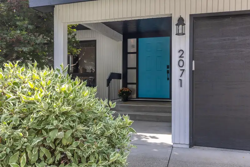 2071 EVERETT STREET - photo 3 of 40