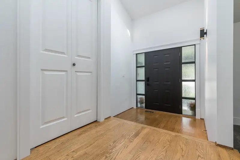 2071 EVERETT STREET - photo 4 of 40