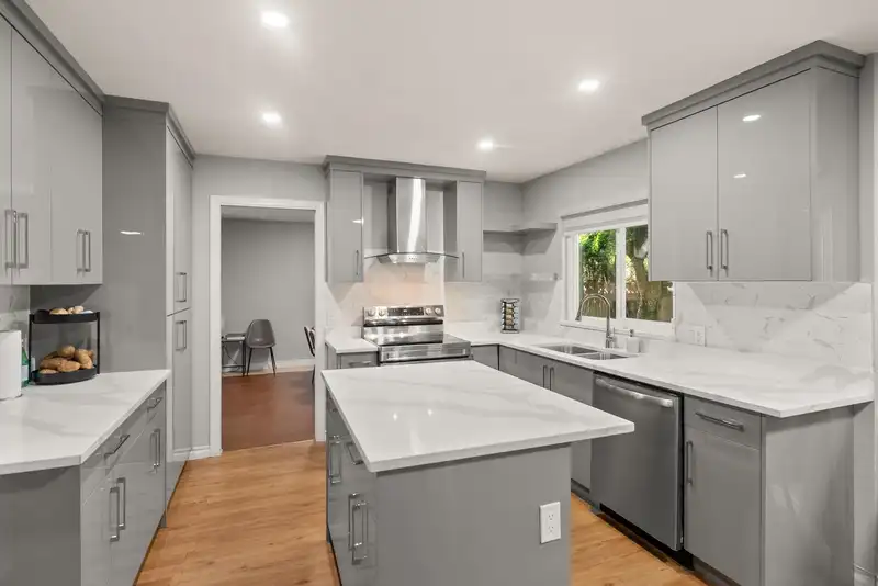 8111 164A STREET - photo 3 of 29