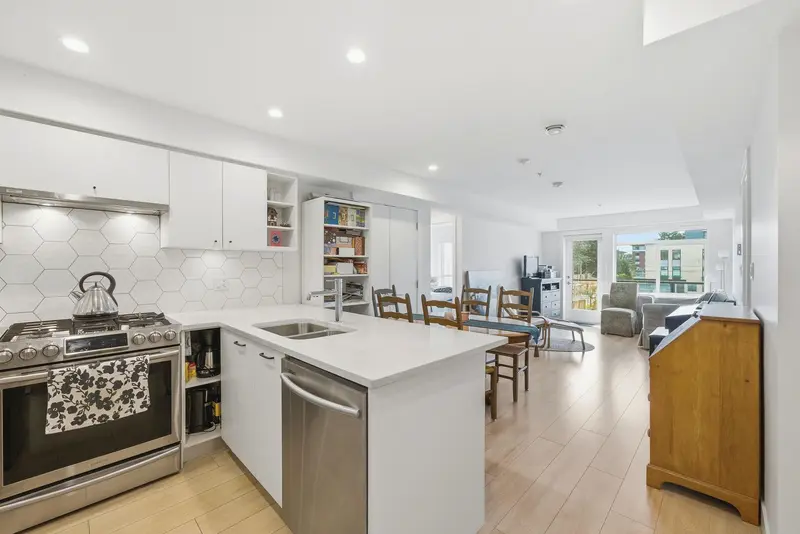 204 1519 CROWN STREET - photo 1 of 25