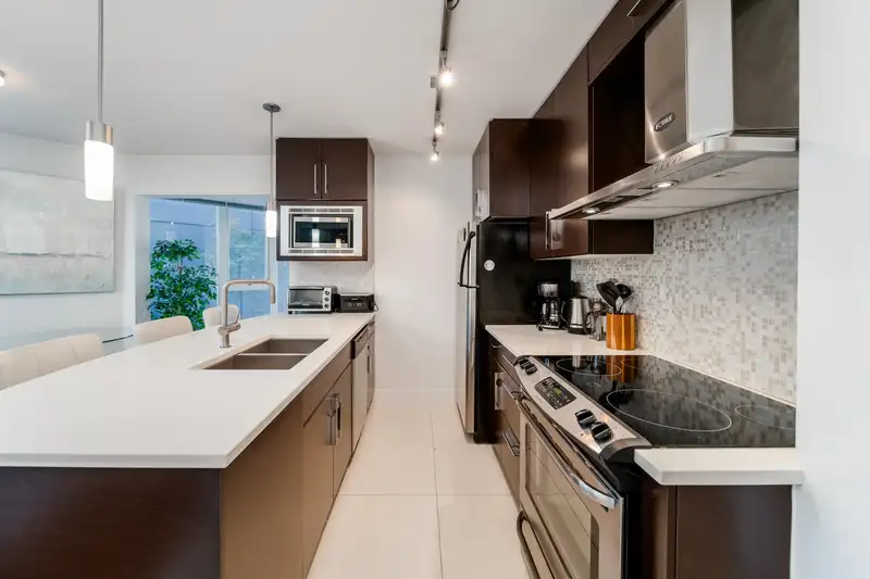 301 689 ABBOTT STREET - photo 2 of 27