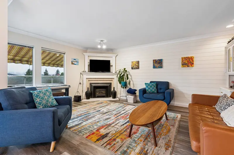 8376 CENTRE STREET - photo 4 of 25