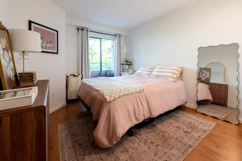 209 643 W 7TH AVENUE - photo 3 of 36