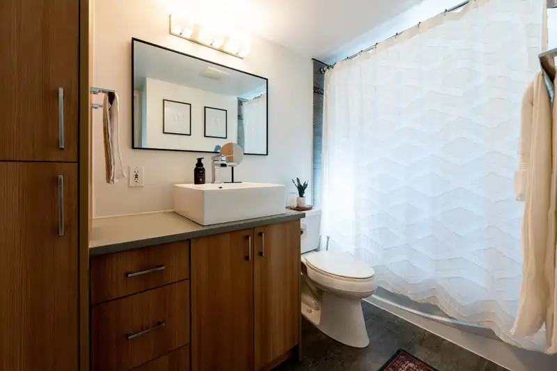 209 643 W 7TH AVENUE - photo 4 of 36