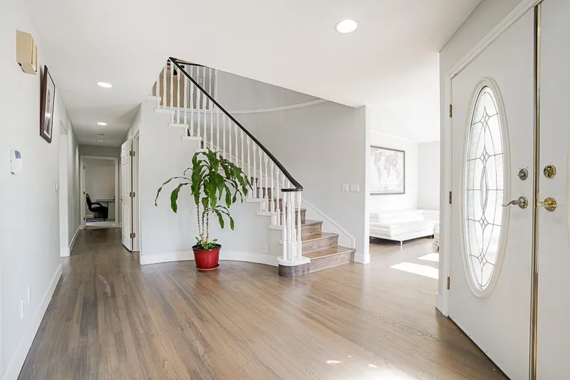 18467 55 AVENUE - photo 4 of 25