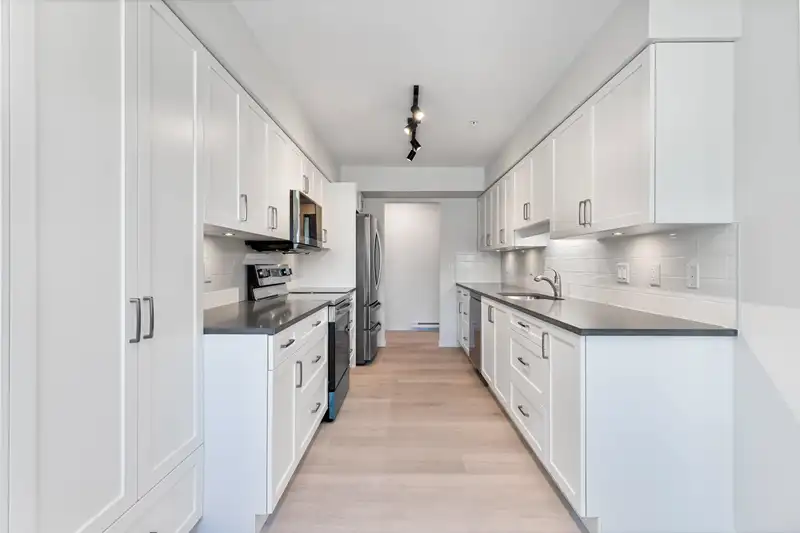 301 13911 70TH AVENUE - photo 2 of 39