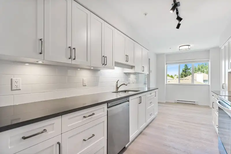 301 13911 70TH AVENUE - photo 3 of 39