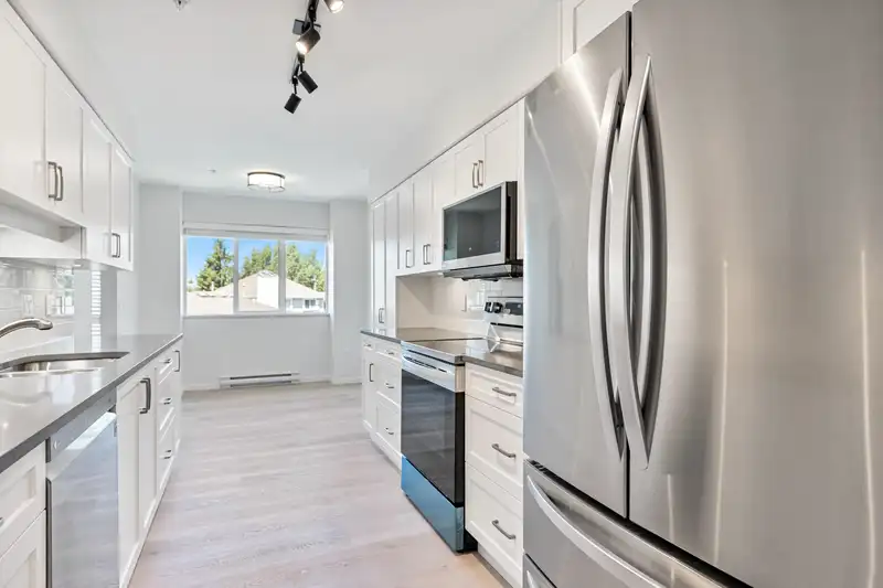 301 13911 70TH AVENUE - photo 4 of 39