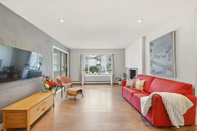 301 1381 MARTIN STREET - photo 1 of 34