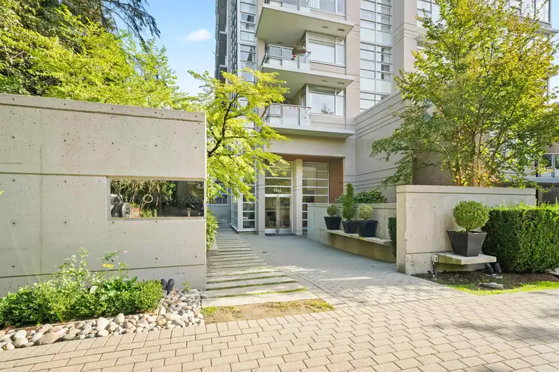 612 9266 UNIVERSITY CRESCENT - photo 2 of 39