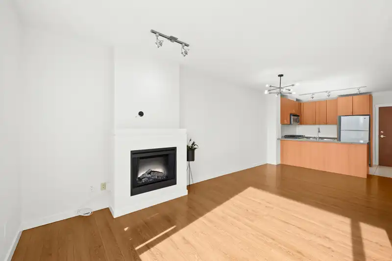 612 9266 UNIVERSITY CRESCENT - photo 4 of 39
