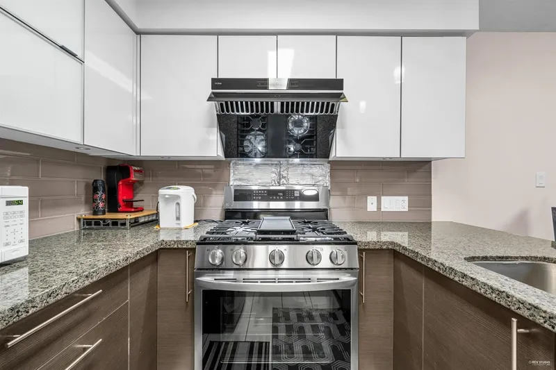 509 6733 BUSWELL STREET - photo 1 of 20