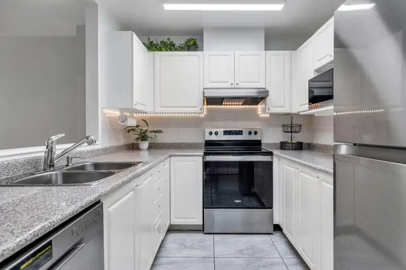 312 9763 140 STREET - photo 2 of 33