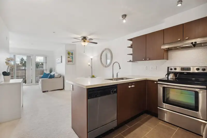 312 738 E 29TH AVENUE - photo 4 of 28