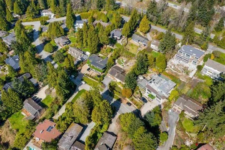 3895 SOUTHRIDGE AVENUE - photo 4 of 11