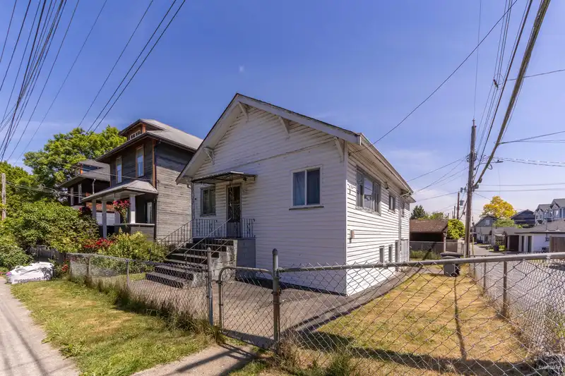 824 SEMLIN DRIVE - photo 2 of 26