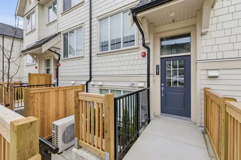 239 720 ROBINSON STREET - photo 2 of 28
