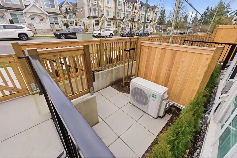 239 720 ROBINSON STREET - photo 3 of 28