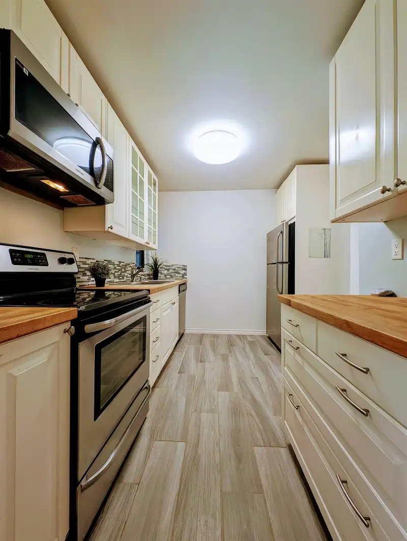 202 9149 SATURNA DRIVE - photo 3 of 17